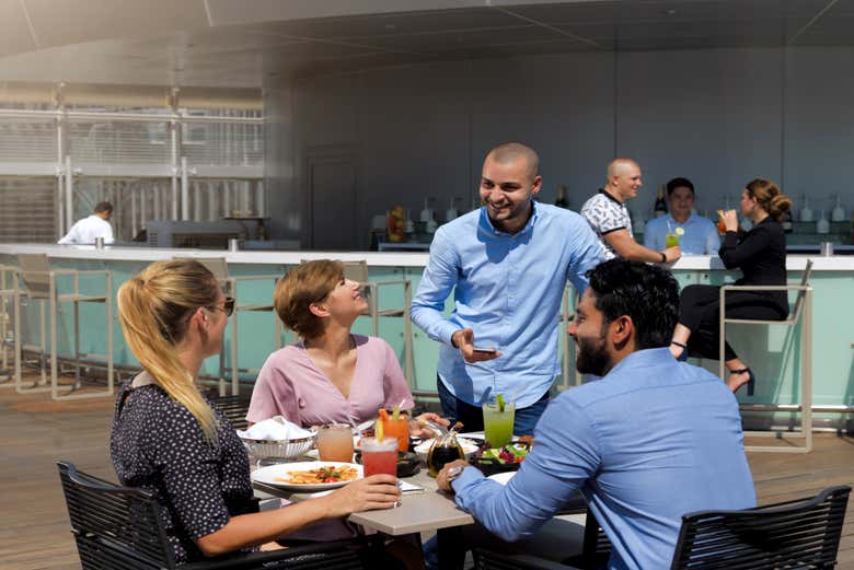 Pranzo tra amici nel Burj Khalifa
