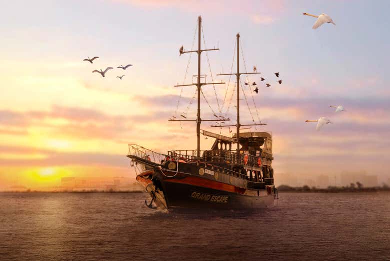 Bateau pirate au coucher de soleil