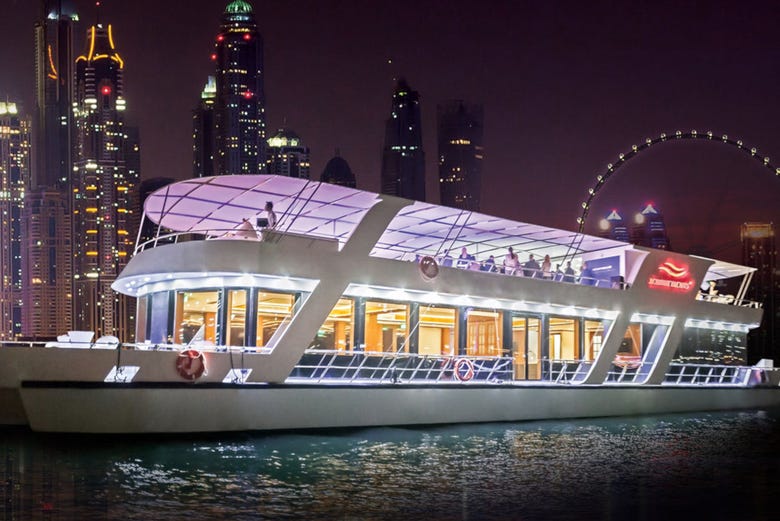 In barca lungo la costa di Dubai Marina