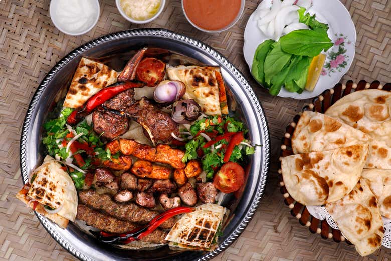 Disfrutando de un plato típico