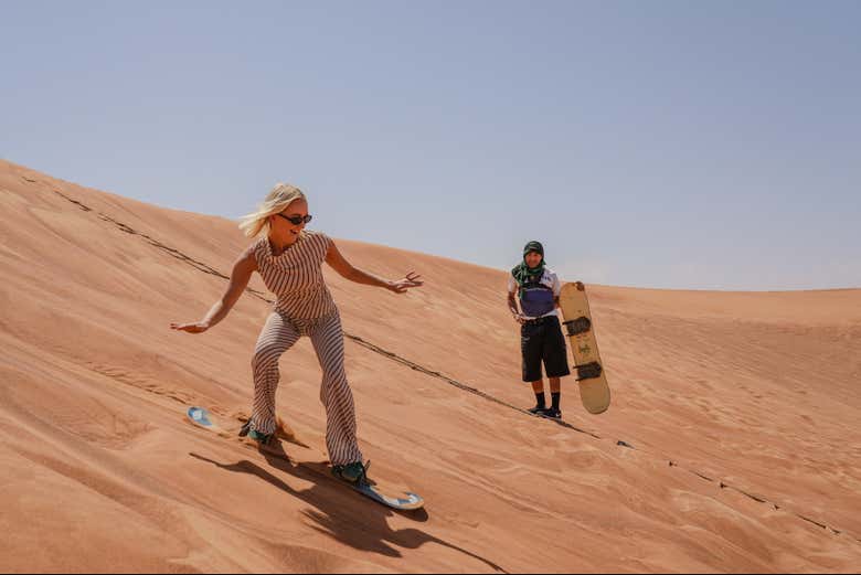 Disfrutando de la actividad de sandboarding