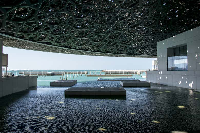 El Louvre de Abu Dhabi destaca por su arquitectura