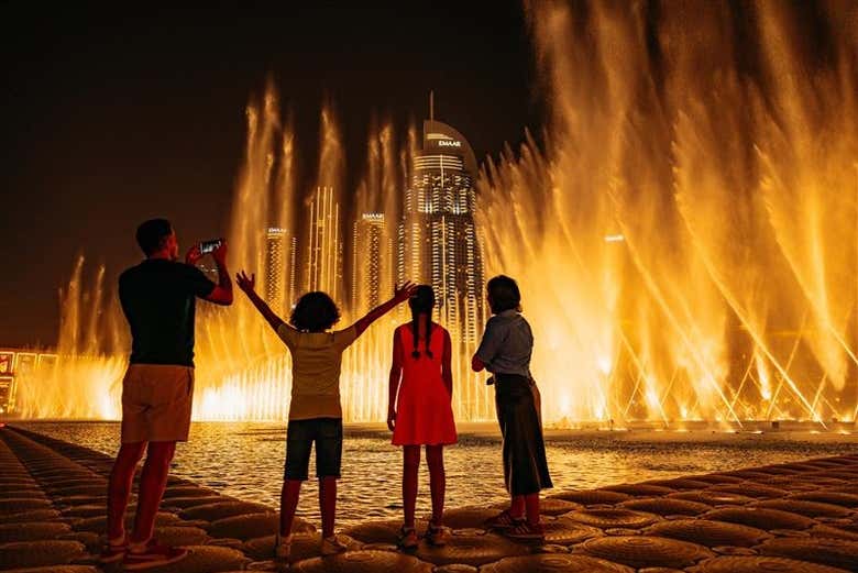 Disfrutando del espectáculo de luz de la fuente
