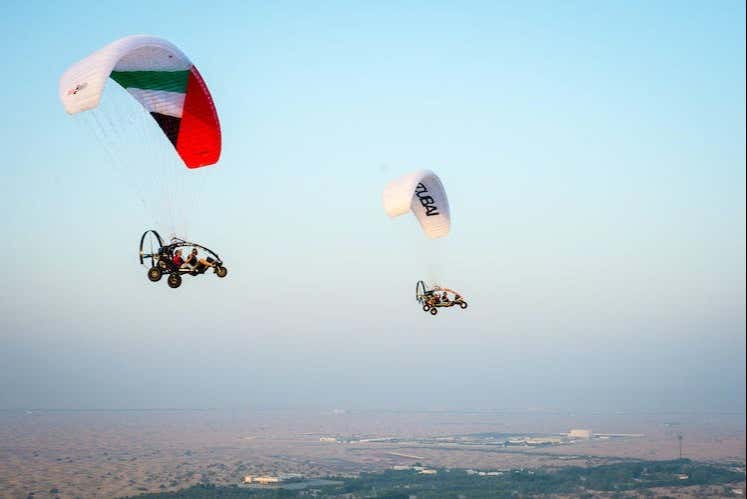 Dos paramotores en el cielo de Dubái