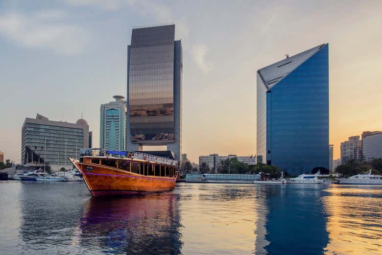 Navigando a Dubai al tramonto