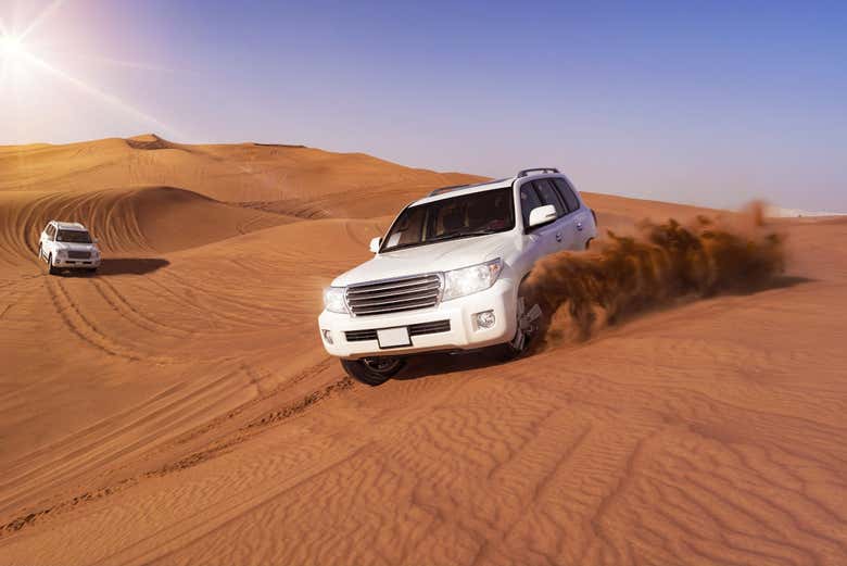 Conducción por las dunas del desierto de Dubái