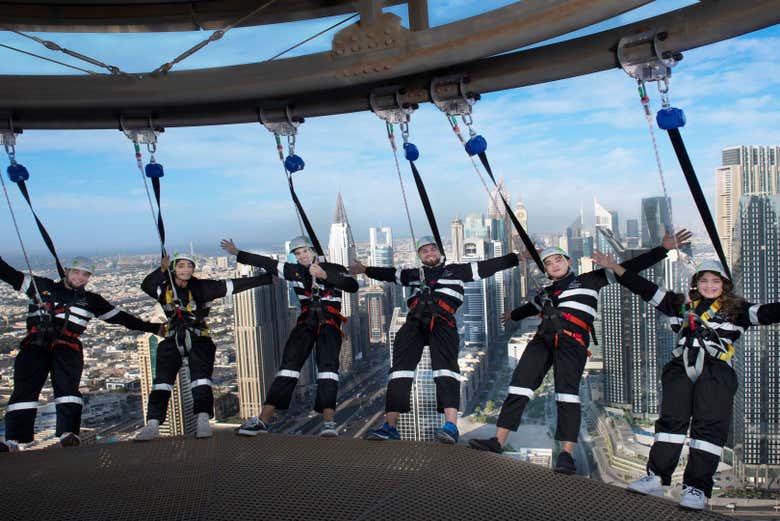 Foto di gruppo allo Sky Views Edge Walk