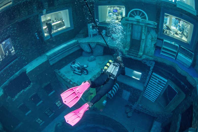 Submarinista explorando la piscina Deep Dive Dubai
