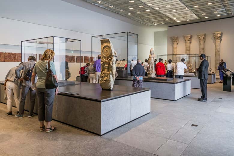 Recorriendo una exposición del museo