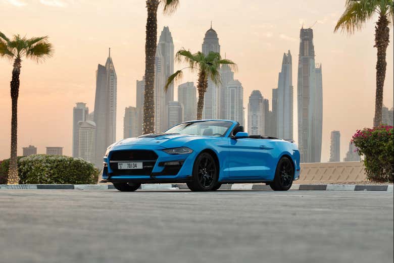 Un Ford Mustang azul