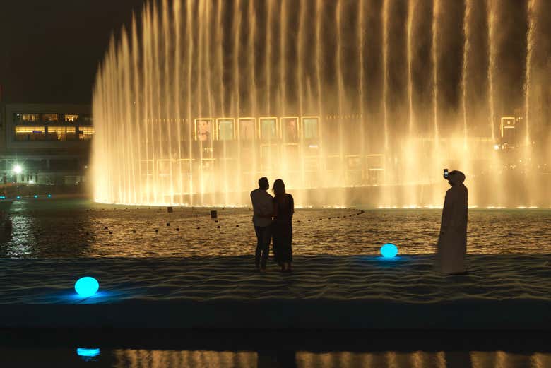 Fuente de Dubái iluminada