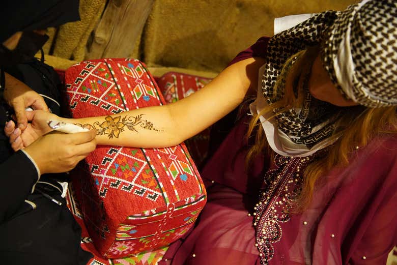 Uma pintura de henna no braço