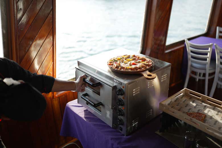 Horneando la pizza a bordo 