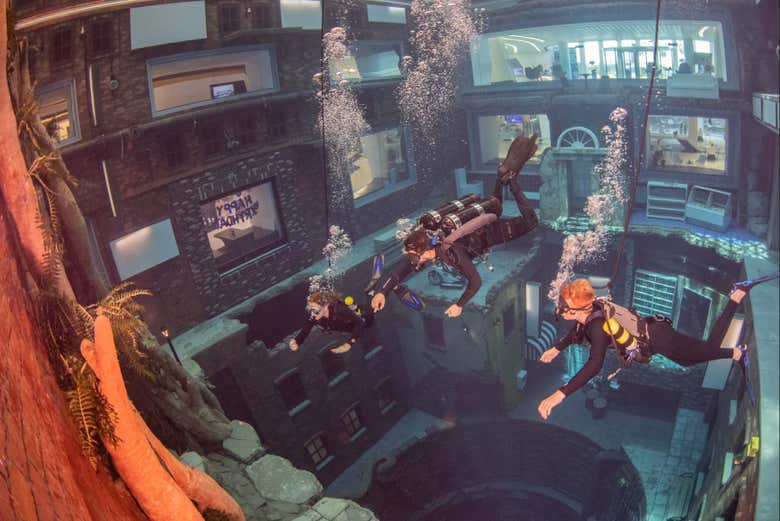 Submarinistas en la piscina Deep Dive Dubai