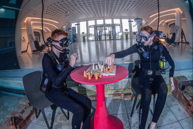 Submarinistas jugando al ajedrez en la piscina Deep Dive Dubai 