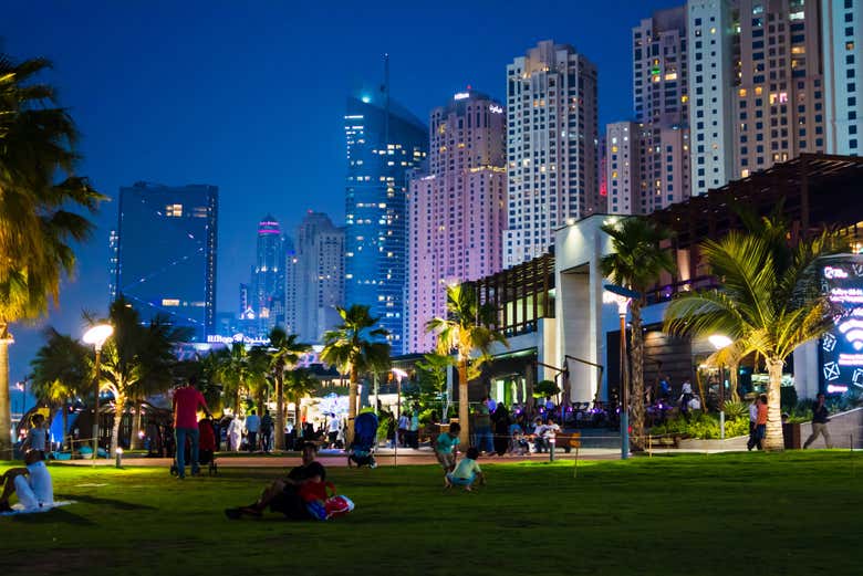 Recorriendo Jumeirah Beach Park por la noche