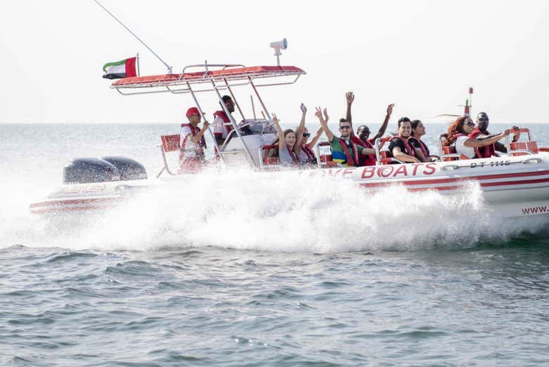 Bateau à moteur sur la côte de Dubaï