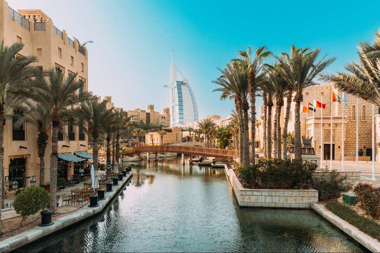 Madinat Jumeirah con el Burj Al Arab de fondo