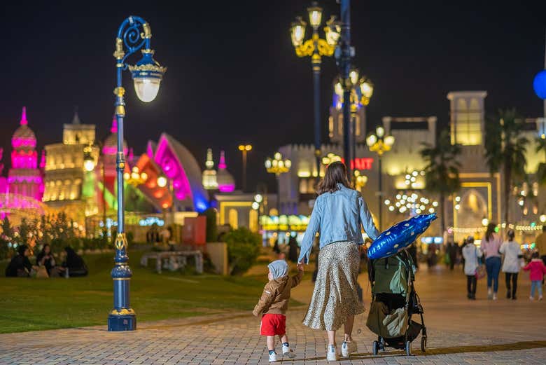 Una madre paseando con su hijo por Global Village