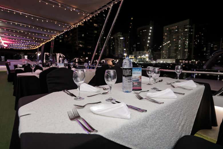 Tables préparées pour le dîner