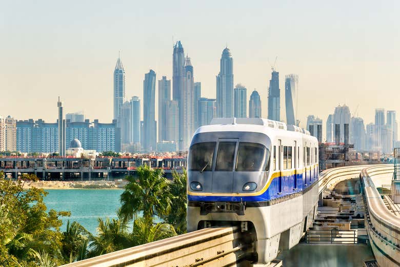 La monorotaia attraversa le acque di Dubai
