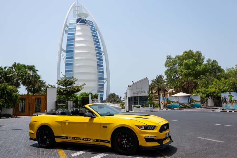 El Ford Mustang estacionado junto al Burj Al Arab