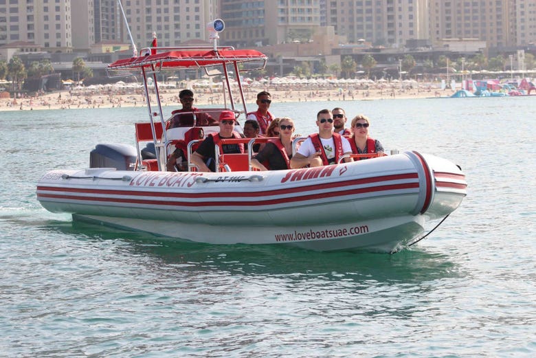 Navegando de lancha rápida por Dubai