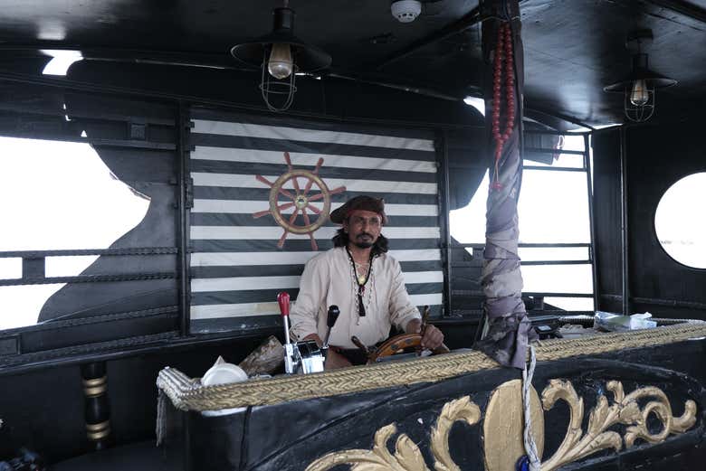 Pirata controlando el timón