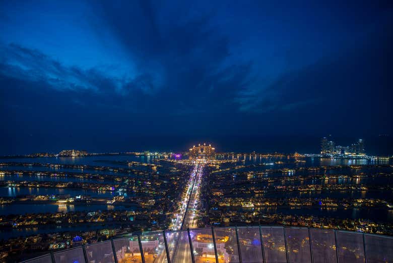 La nuit tombe sur The View à The Palm