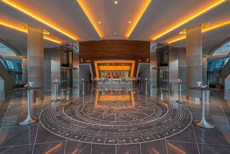 Desfrutando da visita guiada pela Ópera de Dubai