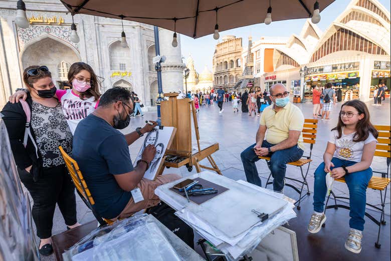 Un padre y una hija haciéndose un divertido retrato familiar
