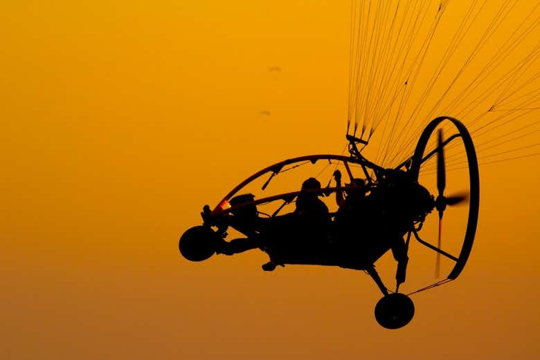 Volando en paramotor al amanecer