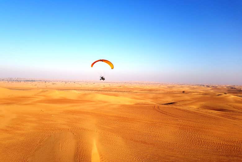 Paramotores volando sobre el desierto