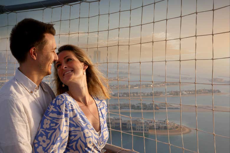 Una pareja disfrutando del atardecer en el Balloon