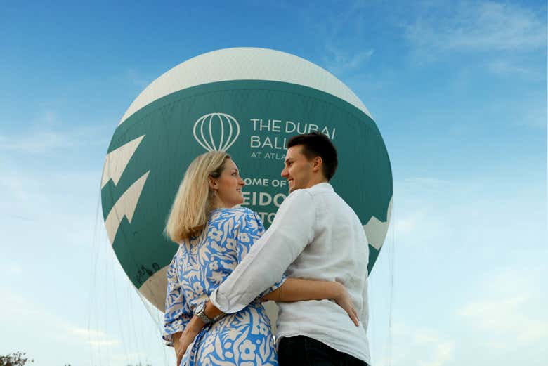 Pareja a punto de subir al Balloon de Dubái