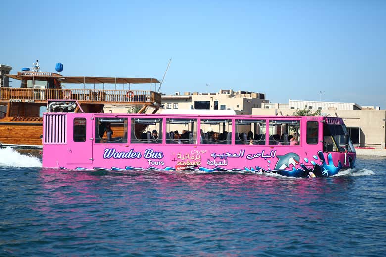 Pasando junto a los típicos barcos de madera