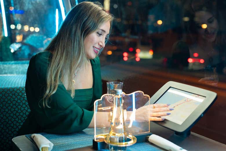 Lisez les détails de l'itinéraire sur la tablette interactive