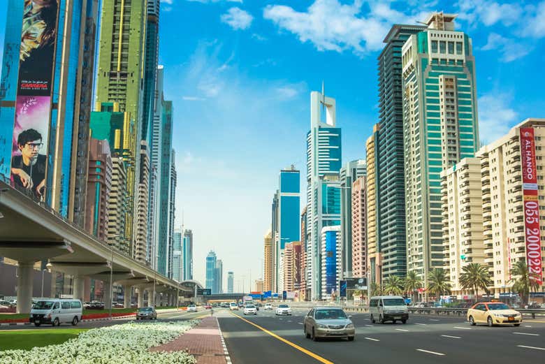 Conduisez le long de l'emblématique Sheikh Zayed Road
