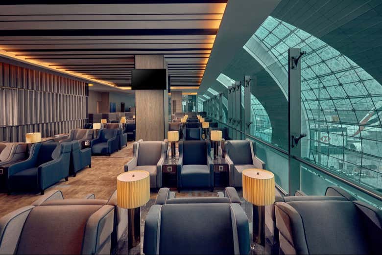 Contemplad las pistas del aeropuerto desde la zona relax
