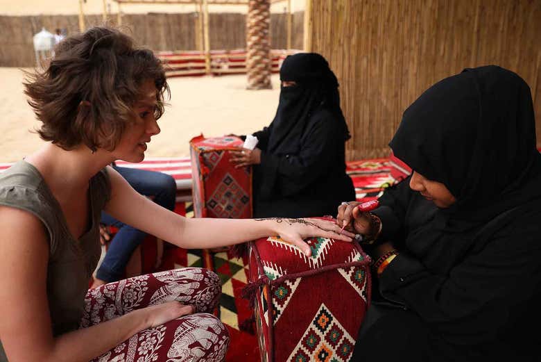 Una ragazza che si fa un tatuaggio henné