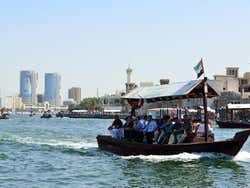 Abra atravessando Dubai Creek