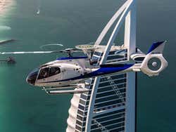 Helicóptero sobrevoando Dubai