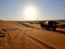 Entardecer no deserto visto de um Hummer H2