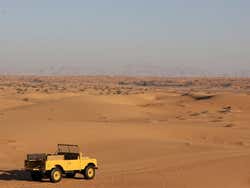 Percorrendo o deserto em um Land Rover histórico