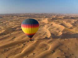 Passeio de balão pelo deserto