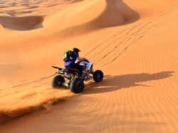 Passeando pelo deserto de quad