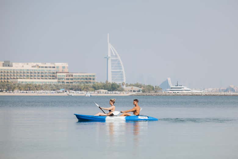 Disfrutando de un tour en kayak en pareja