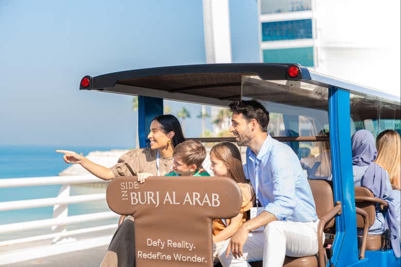 Traversez la passerelle jusqu'au Burj Al Arab