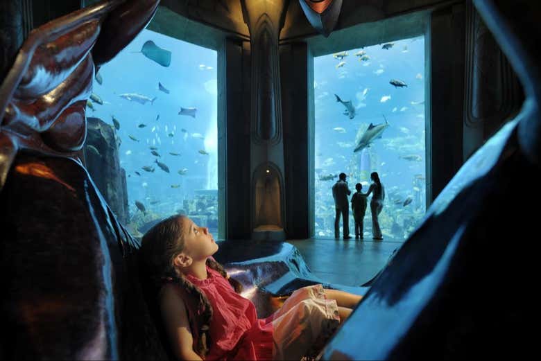 Una niña disfrutando de la visita a The Lost Chambers