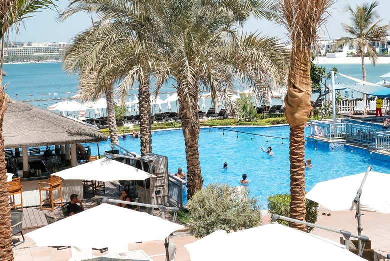 ¡Bienvenidos a este exclusivo club de playa de Dubái!